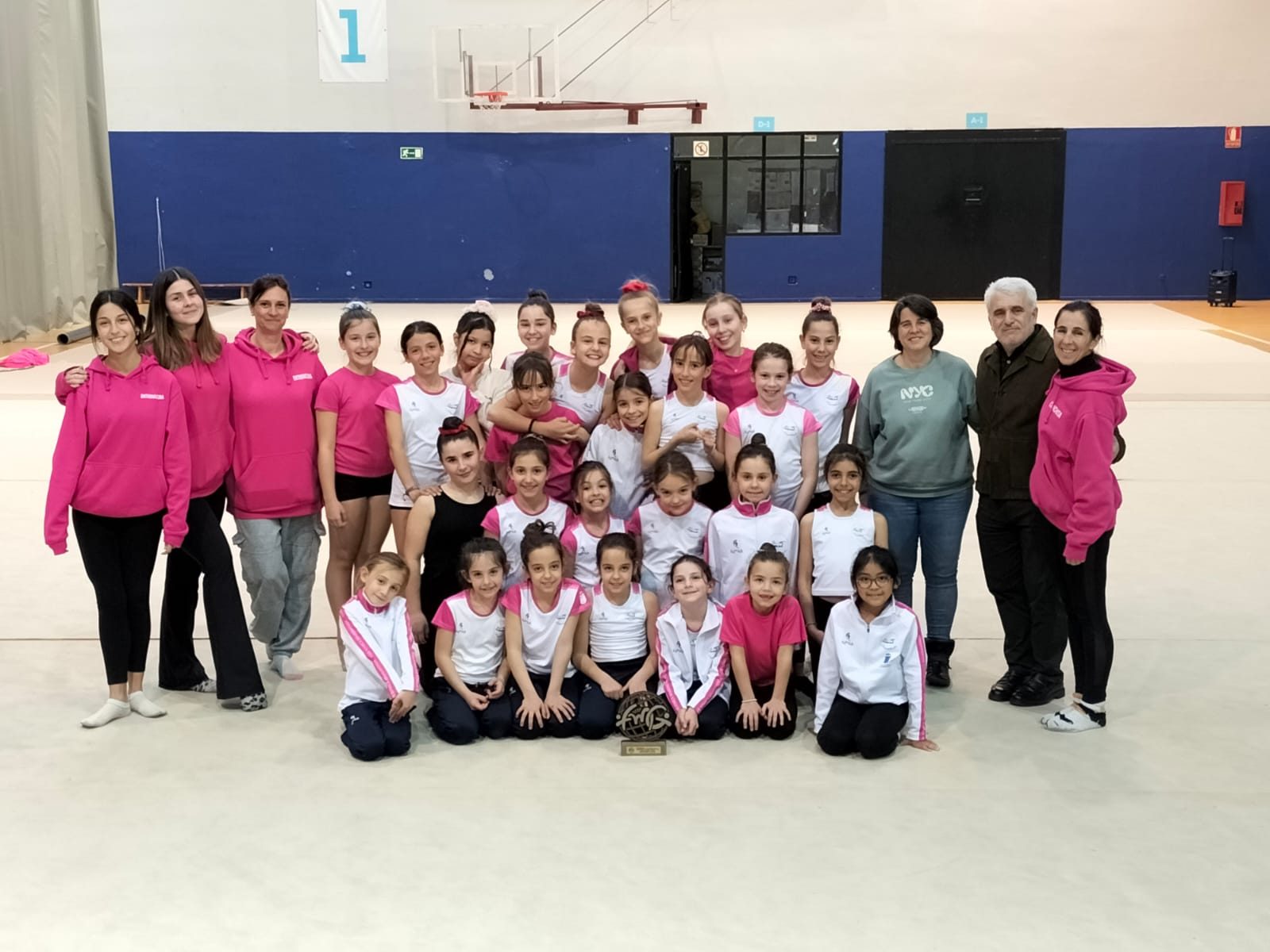 El club al completo con el galardón 100% Espíritu Deportivo de la FMG en el Príncipe Felipe