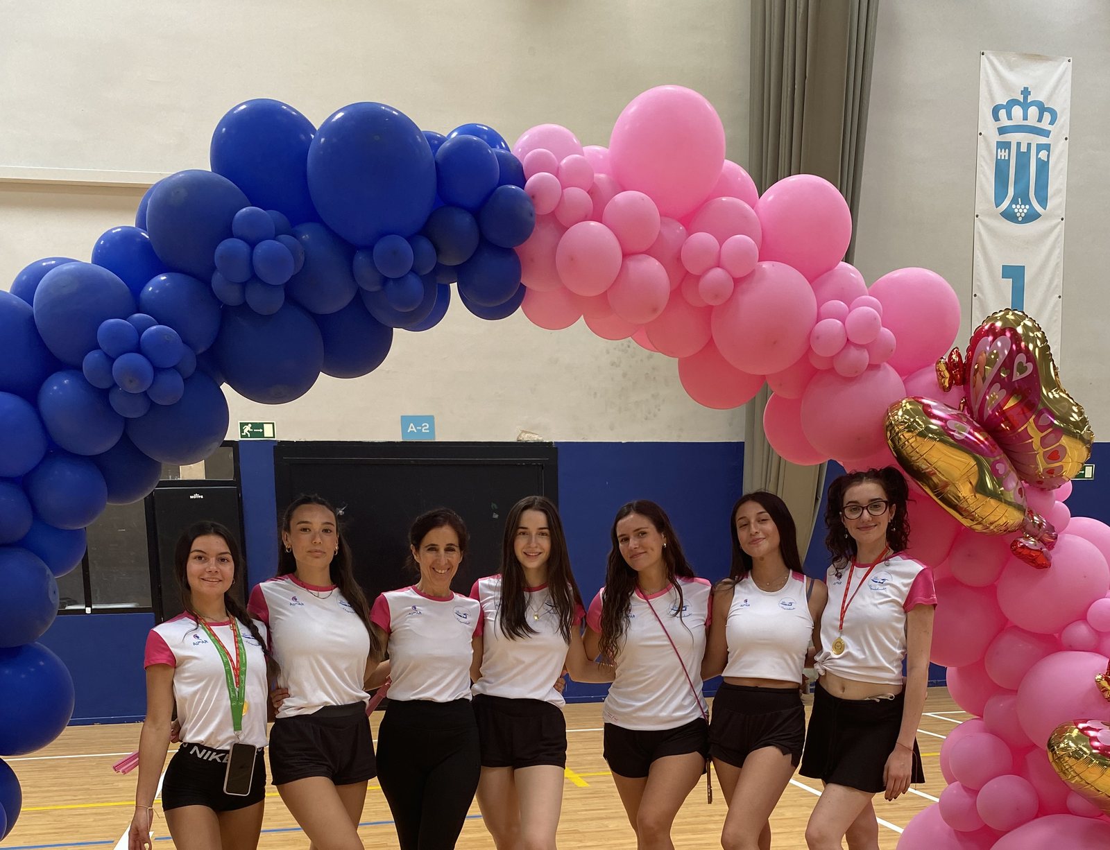 Las siete entrenadoras del club bajo el arco de globos de la exhibición
