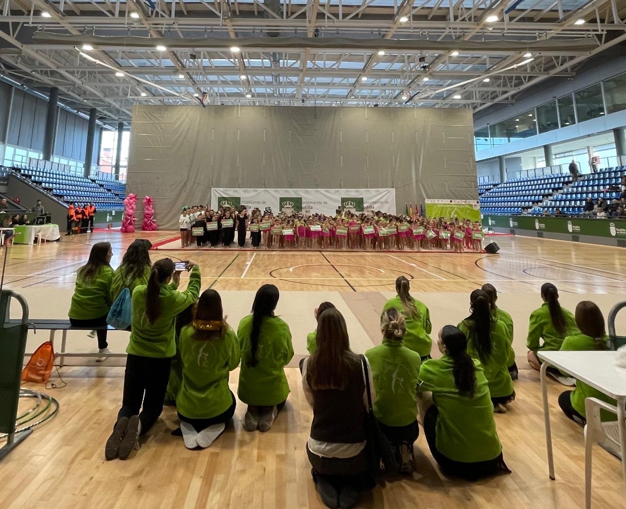 Charla de grupo durante una jornada del club en el pabellón