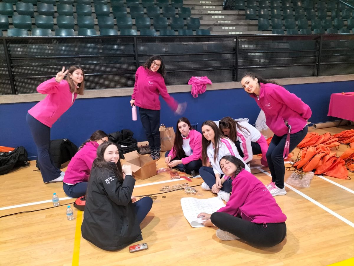 El equipo de entrenadoras preparando la temporada sobre la pista