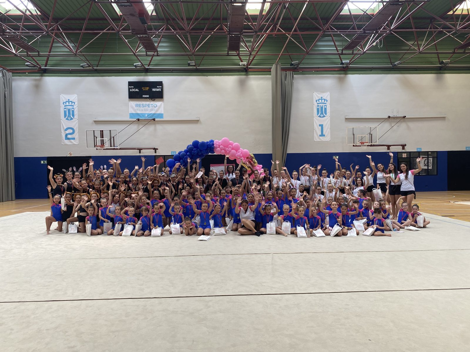 Las gimnastas del club reunidas en el Polideportivo Príncipe Felipe