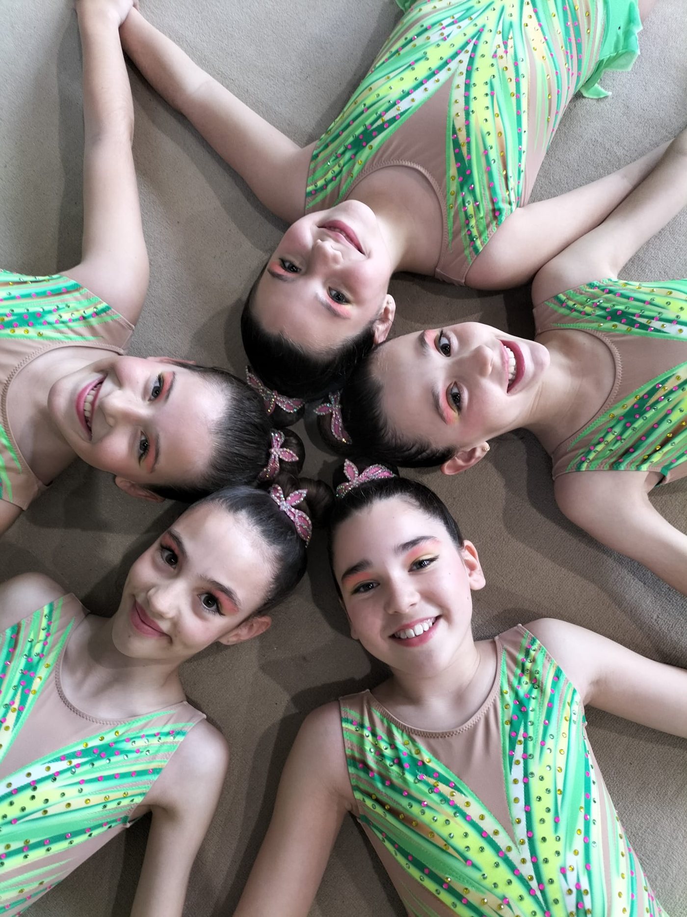 Las gimnastas de las jornadas de tecnificación, en círculo sobre el tapiz